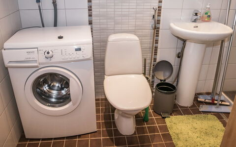 Kotka: Sanitærarmatur, Vaskemaskine, Gulvbelægning, Håndvask, Etage, Indretning, Badeværelse, Vvs, Badeværelsesvask, Tørretumbler