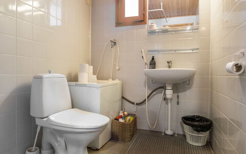Palokärki: Toiletbræt, Toilet, Sanitærarmatur, Håndvask, Badeværelse, Gulvbelægning, Etage, Badeværelsesvask, Indretning, Tap