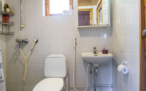 Palokärki: Toiletbræt, Sanitærarmatur, Væg, Badeværelse, Toilet, Håndvask, Badeværelsesvask, Gulvbelægning, Etage, Tap