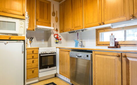 Palokärki: Køkken, Køkken Apparat, Countertop, Større Bandage, Cabinetry, Træ, Indretning, Husholdningsapparat, Gulvbelægning, Skab