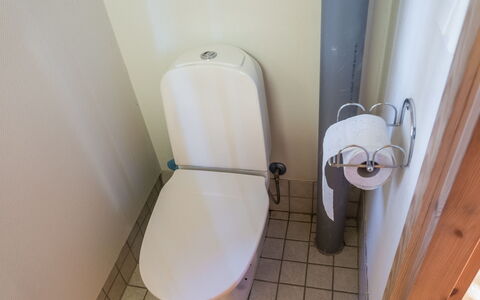 Putilanranta: Toiletbræt, Toilet, Badeværelse, Sanitærarmatur, Etage, Gulvbelægning, Vvs, Flise
