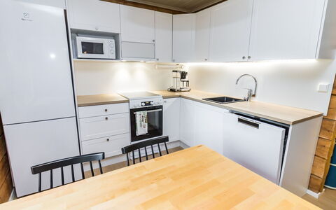 Pelkkaveska: Køkken, Køkken Apparat, Gulvbelægning, Indretning, Countertop, Møbel, Træ, Større Bandage, Cabinetry, Etage