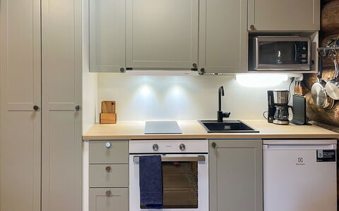 Keloveska: Køkken Apparat, Køkken, Countertop, Større Bandage, Cabinetry, Husholdningsapparat, Møbel, Træ, Indretning, Komfur