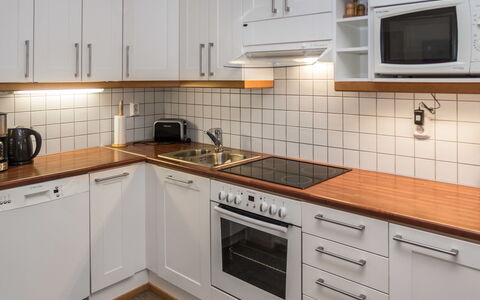 Karhunvartijan Linna B14: Køkken, Køkken Apparat, Countertop, Større Bandage, Cabinetry, Gulvbelægning, Træ, Indretning, Køkkenvask, Håndvask