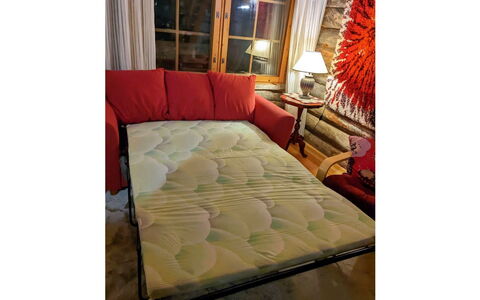 Karhunpesä: Møbel, Couch, Etage, Gulvbelægning, Komfort, Pude, Pude, Stue, Throw Pillow