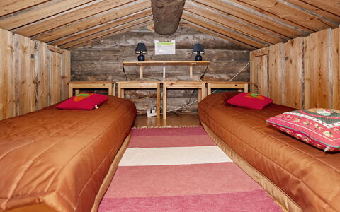 Karhunpesä: Køjeseng, Træ, Etage, Gulvbelægning, Møbel, Soveværelse, Loft, Seng, Indretning, Værelse