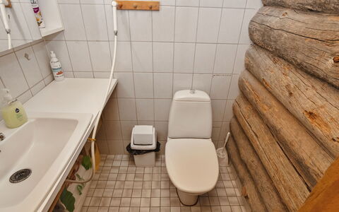 Karhunpesä: Toiletbræt, Toilet, Træ, Gulvbelægning, Sanitærarmatur, Etage, Badeværelse, Vvs, Værelse, Bidet