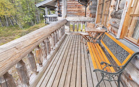 Karhunpesä: Træ, Hårdttræ, Trægulve, Planke, Bejdse, Dæk, Sommerhus, Veranda, Bjælkehytte, Gelænder