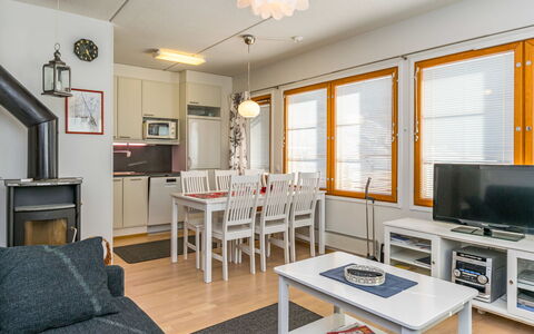 Karhunvartijan Kota B1: Møbel, Indretning, Træ, Loft, Gulvbelægning, Etage, Værelse, Stue, Belysning, Lejlighed