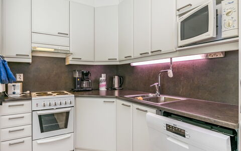 Karhunvartijan Kota B1: Køkken Apparat, Køkken, Større Bandage, Countertop, Indretning, Husholdningsapparat, Gulvbelægning, Cabinetry, Komfur, Møbel