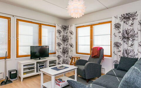 Karhunvartijan Kota B1: Indretning, Møbel, Træ, Gulvbelægning, Etage, Loft, Værelse, Hjem, Belysning, Stue