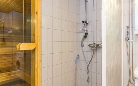 Karhunvartijan Kota B1: Sanitærarmatur, Gulvbelægning, Badeværelse, Etage, Indretning, Brusehoved, Bruser, Vvs, Brusestang, Værelse