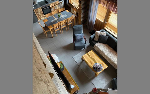 Mäentähti B: Møbel, Gulvbelægning, Træ, Indretning, Etage, Stol, Værelse, Stue, Couch, Loft