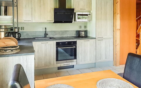Riekonmella: Gulvbelægning, Køkken, Møbel, Træ, Indretning, Etage, Countertop, Cabinetry, Loft, Køkken Apparat