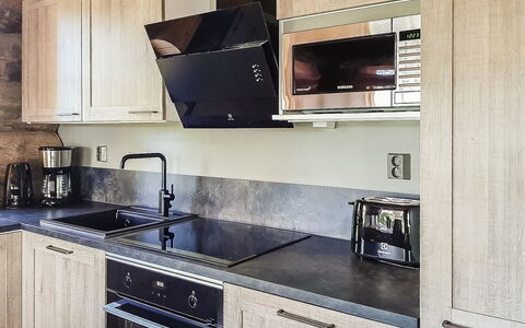 Riekonmella: Køkken Apparat, Køkken, Countertop, Større Bandage, Cabinetry, Husholdningsapparat, Indretning, Gulvbelægning, Møbel, Komfur