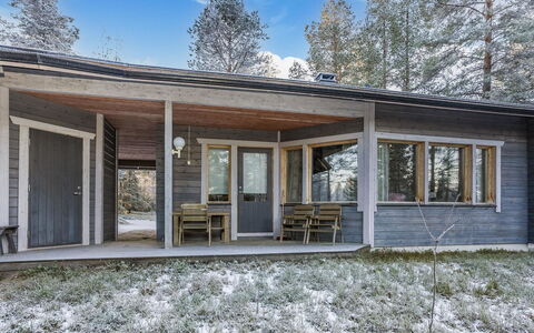 Pohjaskoti a: Træ, Hjem, Sommerhus, Sidespor, Hårdttræ, Bjælkehytte, Veranda, Garden Bygninger, Woodland, Planke
