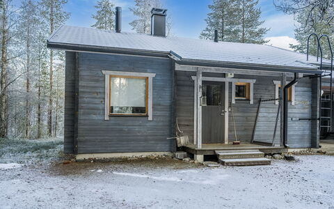 Pohjaskoti a: Træ, Sidespor, Sommerhus, Hus, Hjem, Planke, Garden Bygninger, Bjælkehytte, Hårdttræ, Veranda