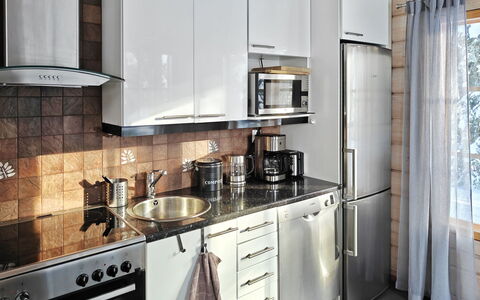 Ihtingin Koskikara: Køkken Apparat, Køkken, Countertop, Større Bandage, Møbel, Indretning, Cabinetry, Træ, Gulvbelægning, Husholdningsapparat