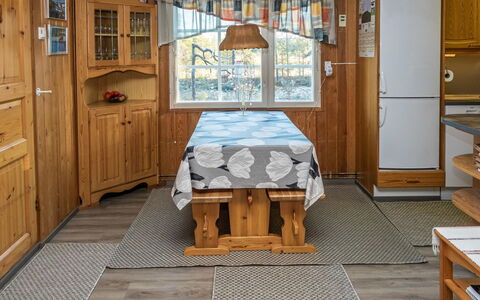 Kuusela: Træ, Møbel, Gulvbelægning, Indretning, Køkken, Cabinetry, Countertop, Etage, Værelse, Loft