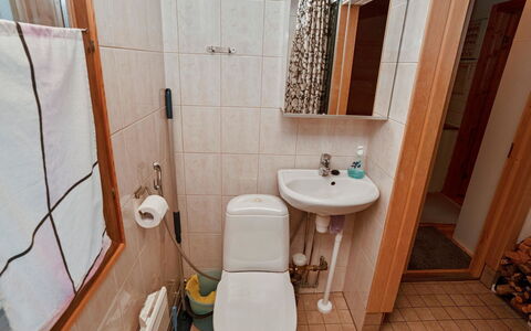 Kaukosaaren Ahonrinne: Badeværelsesvask, Sanitærarmatur, Badeværelse, Toiletbræt, Håndvask, Etage, Gulvbelægning, Toilet, Vvs, Tap