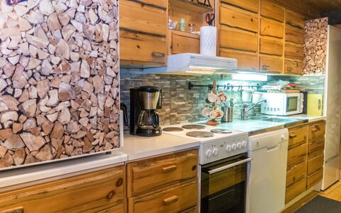 Lapinkoto: Træ, Countertop, Indretning, Køkken, Cabinetry, Gulvbelægning, Bejdse, Værelse, Skuffe, Køkken Apparat