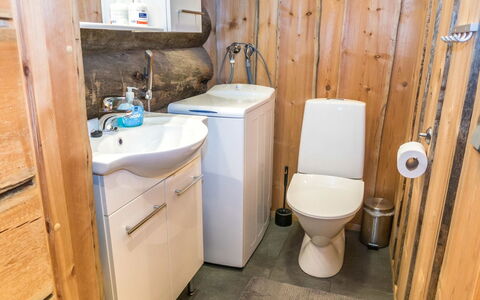 Costa Ruca: Toiletbræt, Sanitærarmatur, Træ, Toilet, Gulvbelægning, Badeværelsesvask, Etage, Badeværelse, Håndvask, Vvs