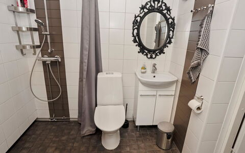Vuorimäki: Toiletbræt, Toilet, Sanitærarmatur, Badeværelse, Gulvbelægning, Etage, Indretning, Vvs, Flise, Håndvask