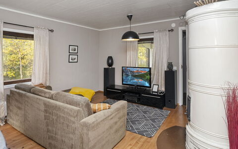 Vuorimäki: Gulvbelægning, Møbel, Indretning, Etage, Træ, Loft, Stue, Belysning, Værelse, Couch