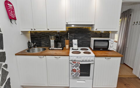Vuorimäki: Køkken Apparat, Køkken, Større Bandage, Countertop, Cabinetry, Husholdningsapparat, Komfur, Lille Apparat, Indretning, Komfur