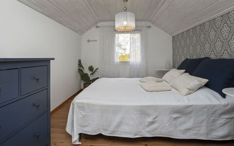 Vuorimäki: Soveværelse, Indretning, Træ, Møbel, Loft, Seng, Textile, Sengetøj, Etage, Sengetøj