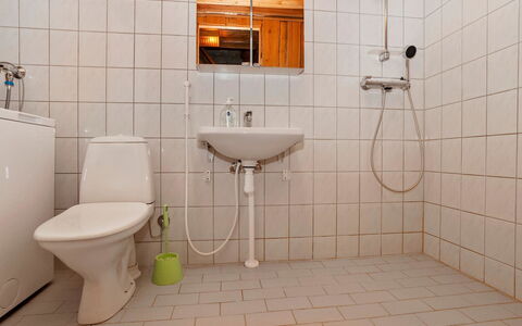 Tähtiruka 3: Badeværelse, Sanitærarmatur, Gulvbelægning, Væg, Etage, Badeværelsesvask, Indretning, Toilet, Håndvask, Toiletbræt