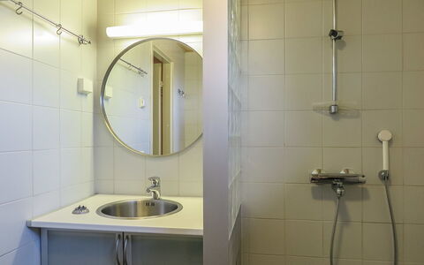 Kiehinen 2: Sanitærarmatur, Væg, Badeværelse, Badeværelsesvask, Indretning, Gulvbelægning, Håndvask, Etage, Tap, Vvs
