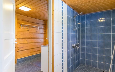 Vesan Villa: Gulvbelægning, Træ, Etage, Sanitærarmatur, Kompositmateriale, Vvs, Flise, Loft, Badeværelse, Bejdse
