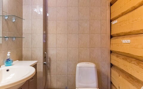 Vesan Villa: Badeværelse, Gulvbelægning, Badeværelsesvask, Væg, Sanitærarmatur, Etage, Toiletbræt, Træ, Indretning, Toilet
