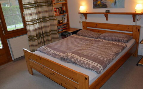 Simmental: Møbel, Komfort, Træ, Bed Frame, Indretning, Bygning, Seng, Etage, Gulvbelægning, Hus