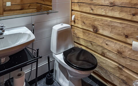 Sompsanniemi: Toiletbræt, Toilet, Træ, Gulvbelægning, Sanitærarmatur, Badeværelse, Etage, Indretning, Vvs, Håndvask
