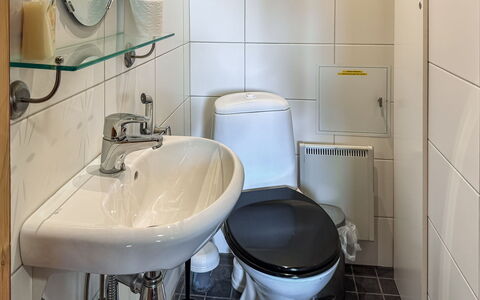 Sompsanniemi: Toiletbræt, Badeværelse, Badeværelsesvask, Toilet, Sanitærarmatur, Håndvask, Indretning, Tap, Gulvbelægning, Vvs