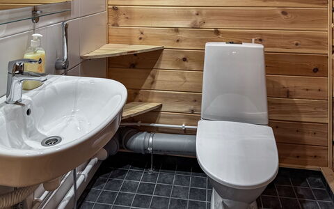Sompsanniemi: Toiletbræt, Toilet, Gulvbelægning, Badeværelse, Sanitærarmatur, Træ, Etage, Indretning, Håndvask, Vvs