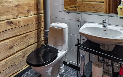 Sompsanniemi: Toiletbræt, Badeværelse, Toilet, Sanitærarmatur, Gulvbelægning, Etage, Håndvask, Indretning, Vvs, Tap