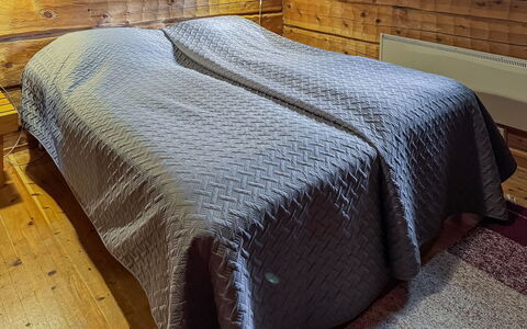 Sompsanniemi: Træ, Gulvbelægning, Etage, Soveværelse, Sengetøj, Trægulve, Bed Frame, Seng, Hårdttræ, Sengetøj