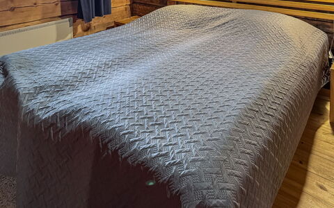 Sompsanniemi: Textile, Sengetøj, Gulvbelægning, Etage, Soveværelse, Bed Frame, Trægulve, Hårdttræ, Sengetøj, Seng