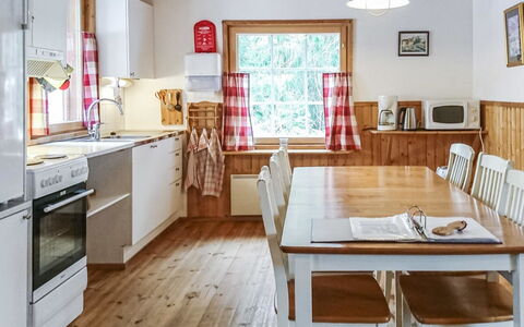 Punasotka 2: Indretning, Møbel, Couch, Gulvbelægning, Etage, Værelse, Loft, Stue, Lejlighed