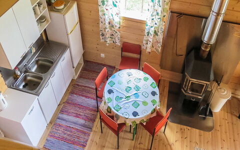 Luisku: Møbel, Hjem, Dør, Stol, Udendørs Møbler, Køkken & Spisebord, Udendørs Bord, Skygge, Gård, Maling