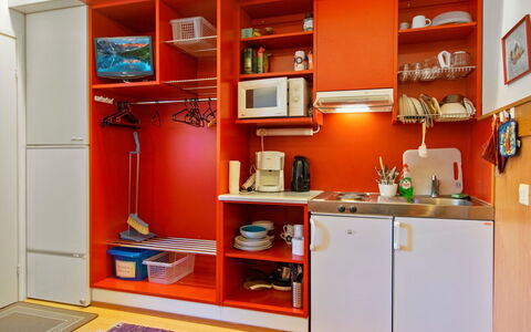 Vuosselin Helmi C25: Rød, Køkken, Møbel, Indretning, Orange, Gulvbelægning, Etage, Cabinetry, Værelse, Skab