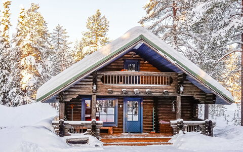 Tikkatupa: Træ, Sommerhus, Bjælkehytte, Skov, Skur, Garden Bygninger, Lærk, Woodland, Bejdse
