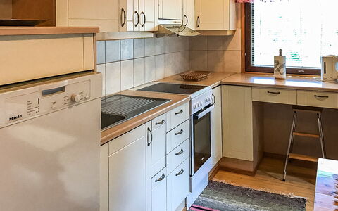 Kallioniemi: Køkken Apparat, Køkken, Cabinetry, Countertop, Gulvbelægning, Større Bandage, Møbel, Træ, Indretning, Etage