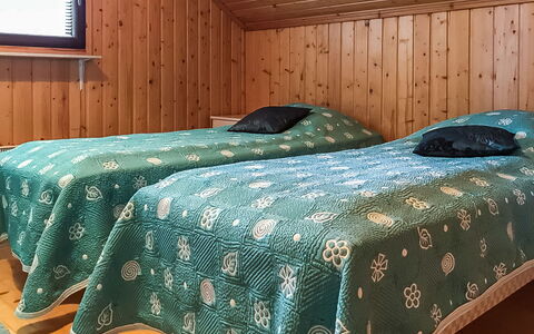 Kallioniemi: Seng, Soveværelse, Træ, Sengetøj, Etage, Sengetøj, Gulvbelægning, Indretning, Bed Frame, Sengetøj