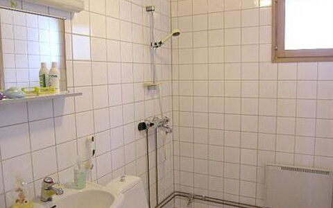 Riitula: Badeværelse, Sanitærarmatur, Gulvbelægning, Badeværelsesvask, Etage, Håndvask, Vvs, Tap, Indretning, Værelse