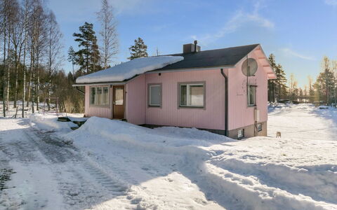 Villa Ebba: Møbel, Hjem, Dør, Stol, Udendørs Møbler, Køkken & Spisebord, Udendørs Bord, Skygge, Gård, Maling