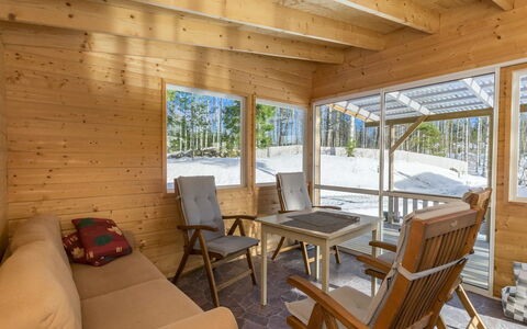 Villa Ebba: Møbel, Hjem, Dør, Stol, Udendørs Møbler, Køkken & Spisebord, Udendørs Bord, Skygge, Gård, Maling